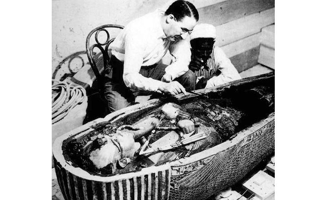Howard Carter examinando el ataúd interior de Tutankamón
