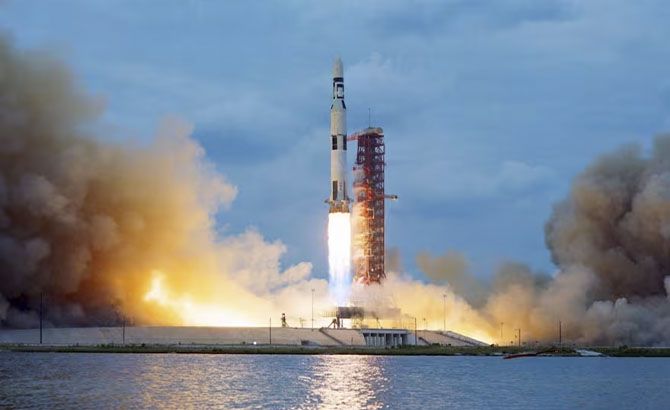 El cohete Saturno 5 impulsó el Apollo 11 a la Luna El cohete Saturno 5 impulsó el Apollo 11 a la Luna