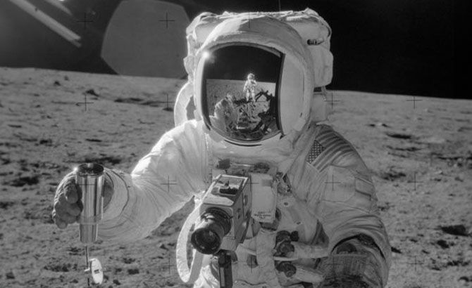 Las cámaras Hasselblad en el pecho del astronauta Las cámaras Hasselblad en el pecho del astronauta