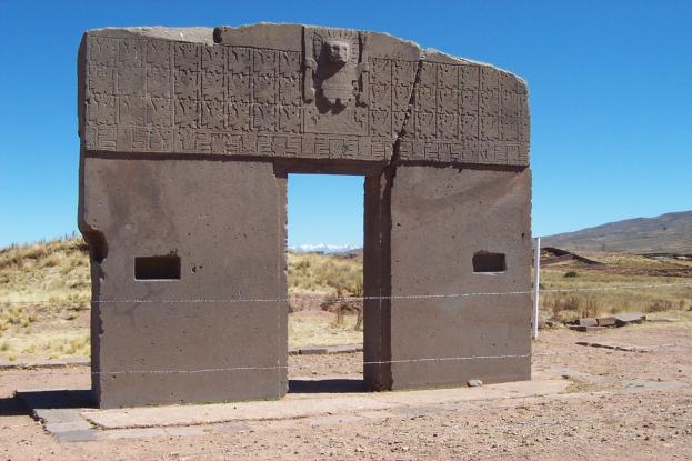 Puerta de acceso al antiguo templo de Kalasasaya en Tiahuanaco (Bolivia), guarda similitudes con las fachadas de las catedrales cristianas 