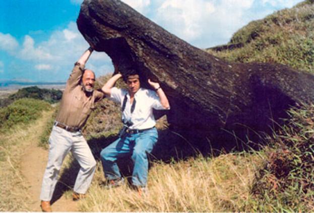 Jiménez del Oso con J. J. Benítez en la Isla de Pascua con un Moai