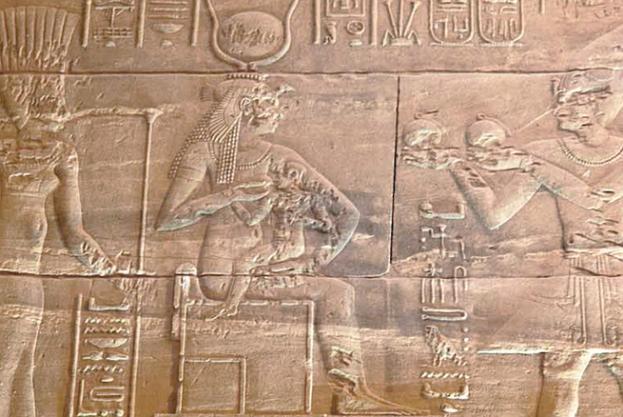 Isis amamantando a su hijo Horus