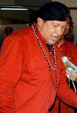 Chavez viste de rojo y lleva colgadas los collares de Changó