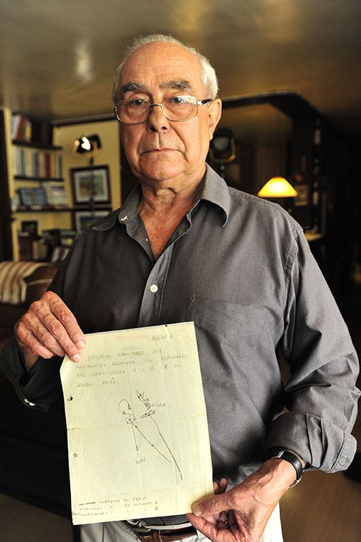 El teniente coronel Carlos Marques Pereira muestra el informe de su caso