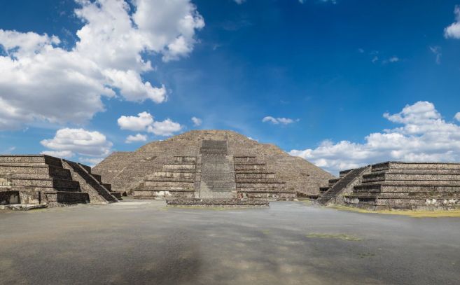 Imagen que recoge la calzada de los muertos y la pirámide de la luna en Teotihuacán