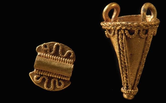 Objetos realizados en oro que fueron encontrados anteriormente en Jell Mound (Museum of Cultural History, University of Oslo)