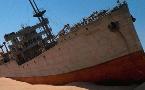 Aparecen 20 barcos en un aeropuerto ruso