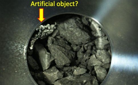 Descubren un objeto artificial entre las muestras de un asteroide