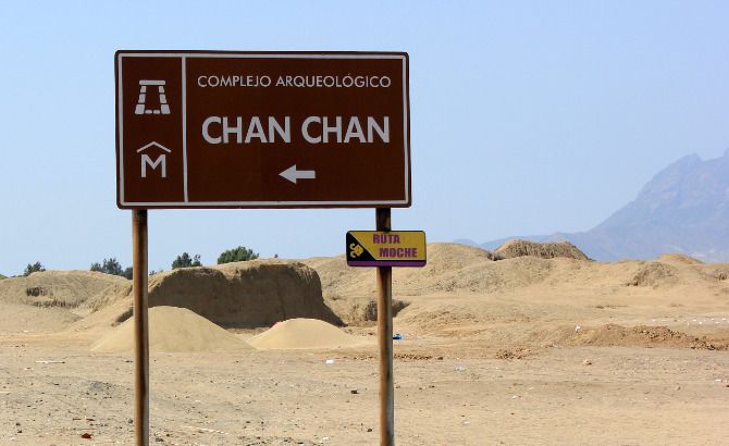 01) Acceso a Chan Chan, la ciudad de barro más grande de América.