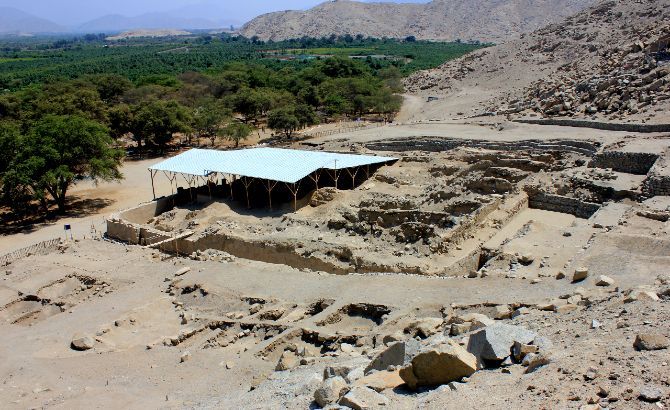 02) Panorámica del complejo arqueológico desde lo alto del Cerro Sechín.