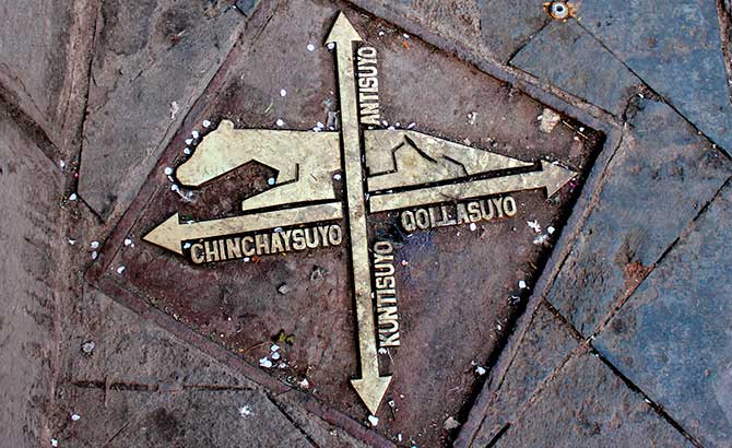 02) Placa en el centro de Cuzco indicando las cuatro regiones del Tahuantinsuyu