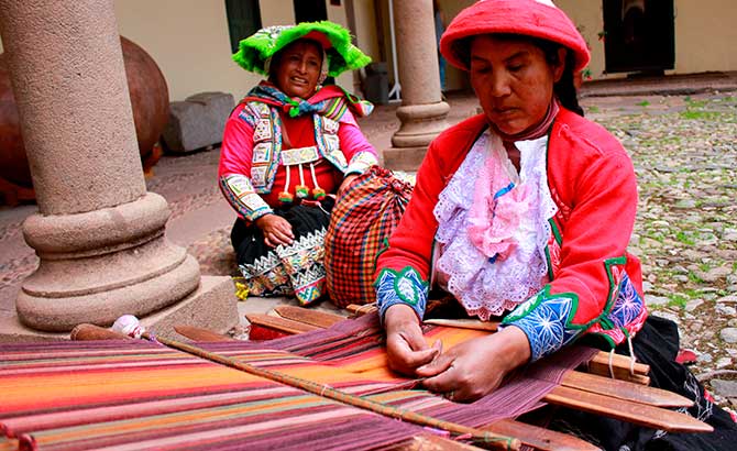 03) Mujeres cusqueñas mantienen la tradición de los antiguos telares