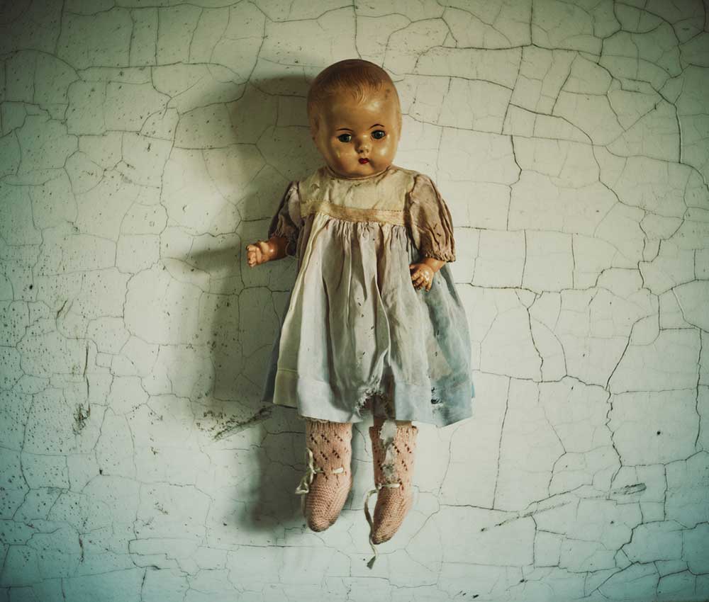 Encuentran una muñeca con una inquietante nota detrás de una pared