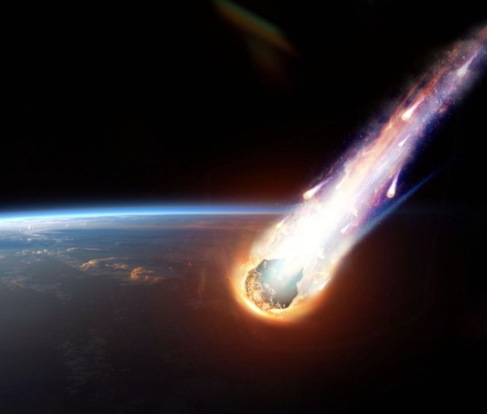 Una mujer se despierta con una roca espacial en su almohada