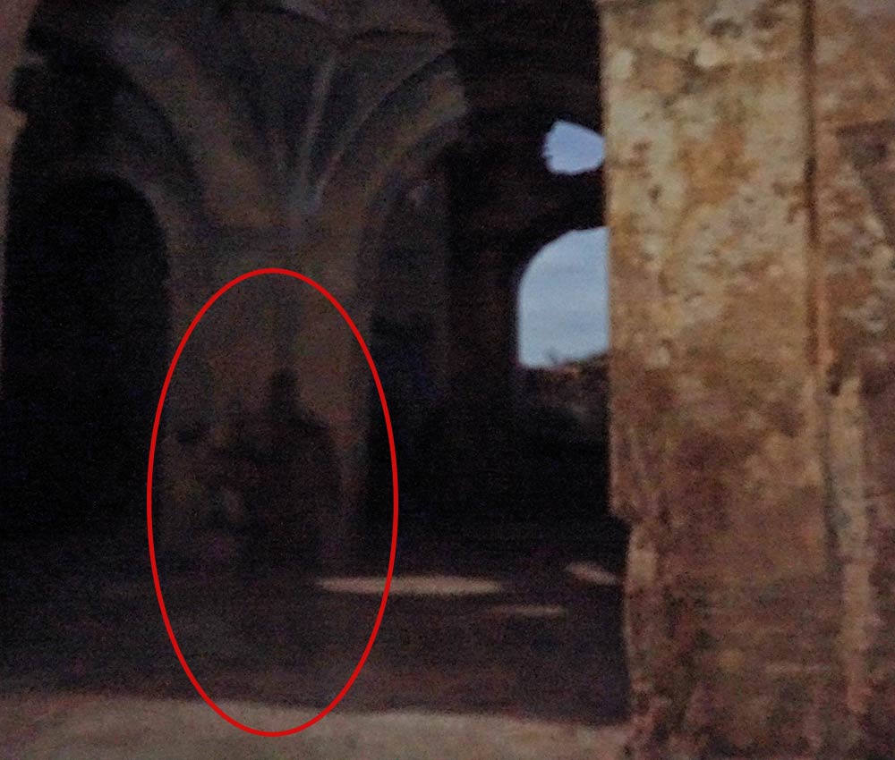 ¿Captan fantasma en una foto en Belchite? (Foto: Enrique Colomer) ¿Captan fantasma en una foto en Belchite? (Foto: Enrique Colomer)