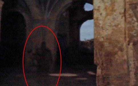¿Captan fantasma en una foto en Belchite? (Foto: Enrique Colomer)