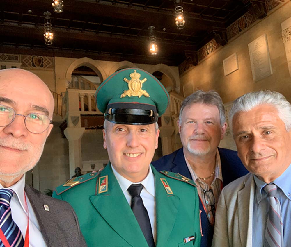 Miembros de la delegacion de ICER junto el Sargento Ronald Cardinali