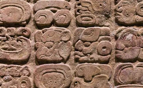 Hallan la evidencia más antigua del calendario maya