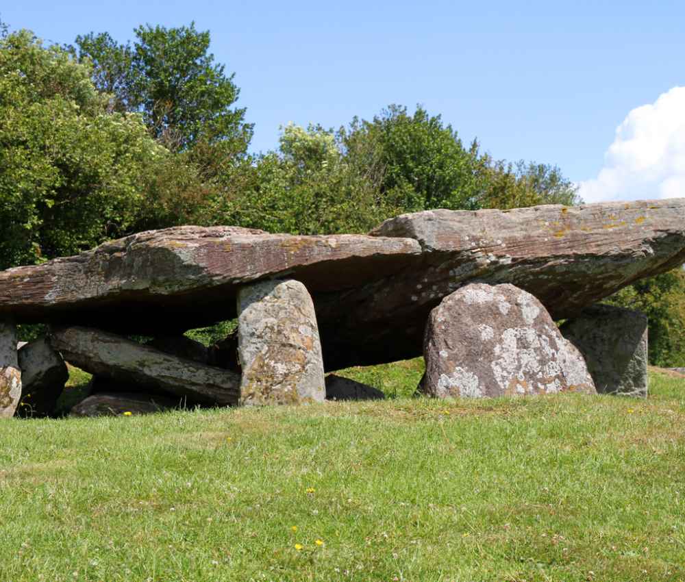 Comienza la excavación de la "Piedra del rey Arturo" Comienza la excavación de la "Piedra del rey Arturo"