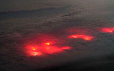 Resuelven el misterio de las luces rojas sobre el Pacífico