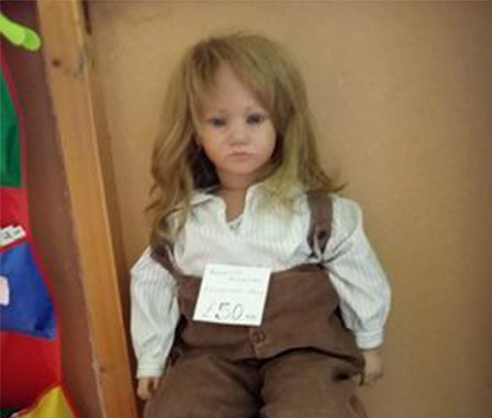 Venden siniestra muñeca que aterrorizaba a los clientes