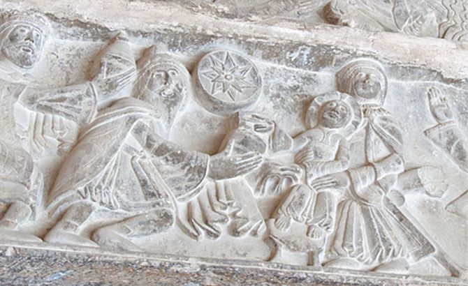Detalle del stellium en el tímpano de San Pedro el Viejo de Huesca