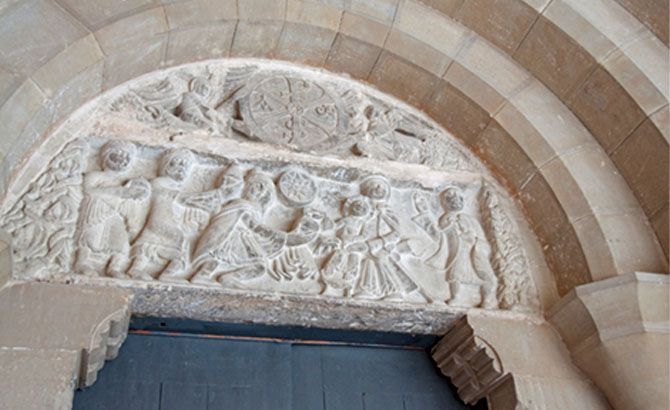 Escena de la adoración de los magos en el tímpano románico del claustro de San Pedro el Viejo