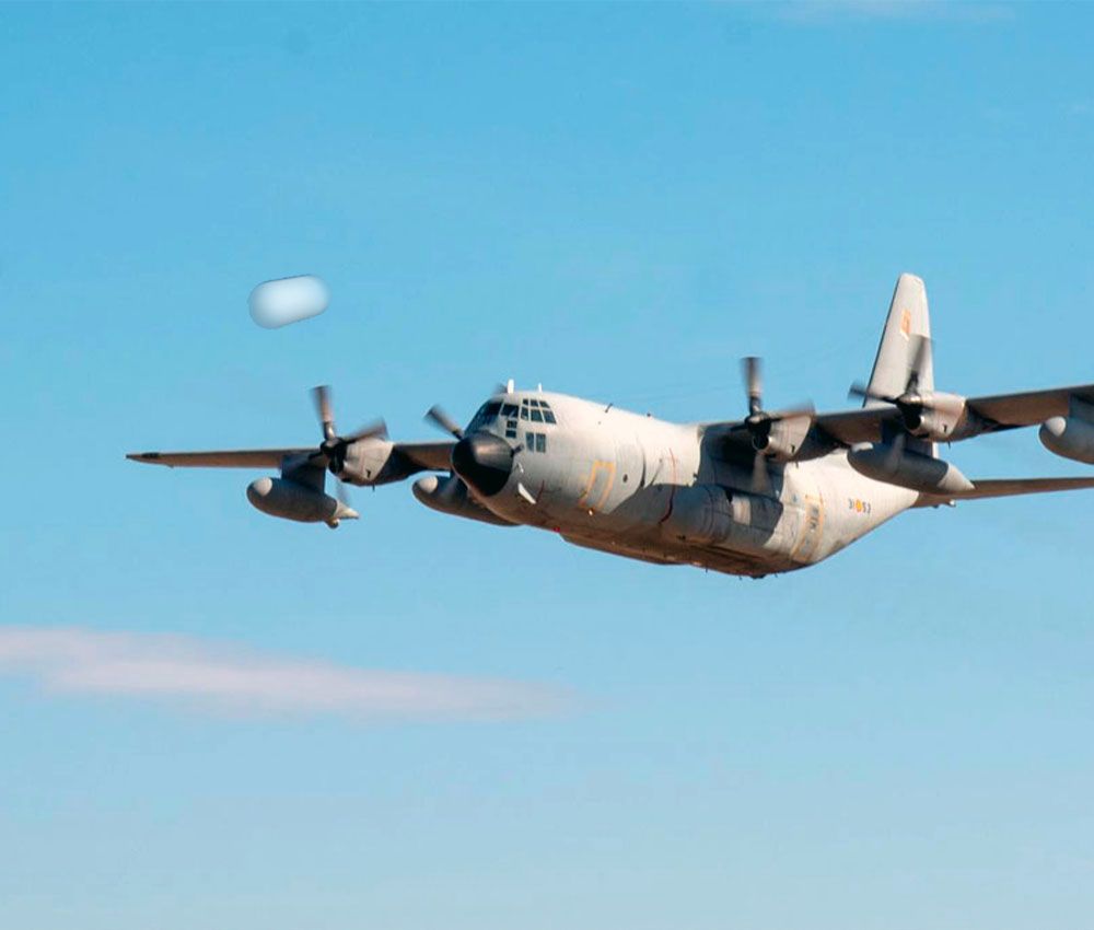 Un policía consigue una espectacular foto ovni junto a un avión militar Un policía consigue una espectacular foto ovni junto a un avión militar