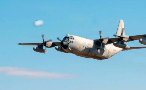 Un policía consigue una espectacular foto ovni junto a un avión militar