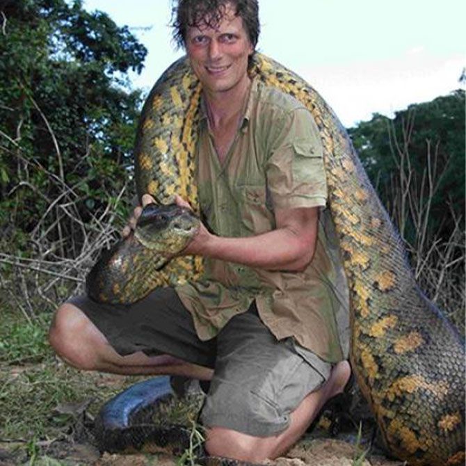 Lutz Dirksen sujetando una anaconda gigante