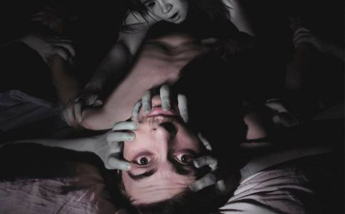 Dormir mal predispone a las experiencias paranormales