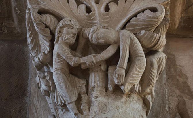 Moisés matando al egipcio en el capitel románico de Vezelay