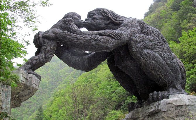 Estatua del yeti y su cría en el valle de Yeren