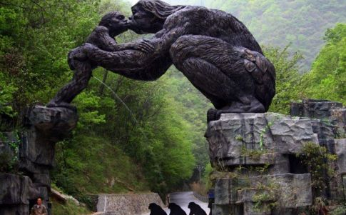 A la entrada del Valle de Yeren, nos recibe esta inquietante estatua