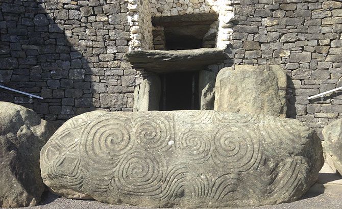 Entrada al túmulo de Newgrange en Irlanda