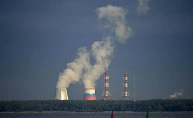 Una vista de una planta de energía nuclear en San Petersburgo, Rusia