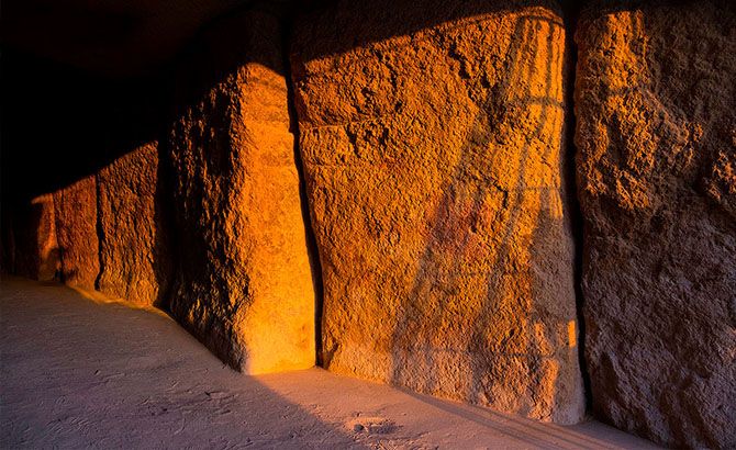 El dolmen antequerano es iluminado por los rayos del Sol