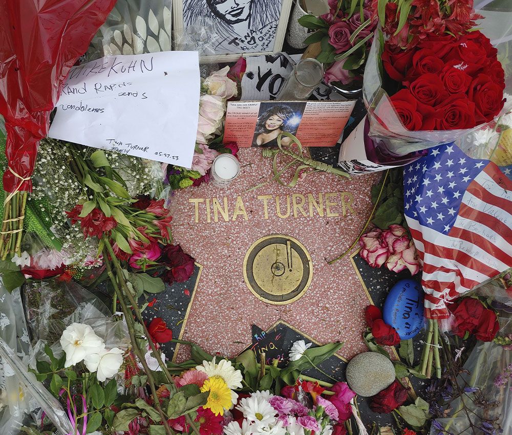 La estrella de Turner en el Paseo de la Fama de Hollywood cubierta de flores y tributos de sus fans el 28 de mayo de 2023 La estrella de Turner en el Paseo de la Fama de Hollywood cubierta de flores y tributos de sus fans el 28 de mayo de 2023