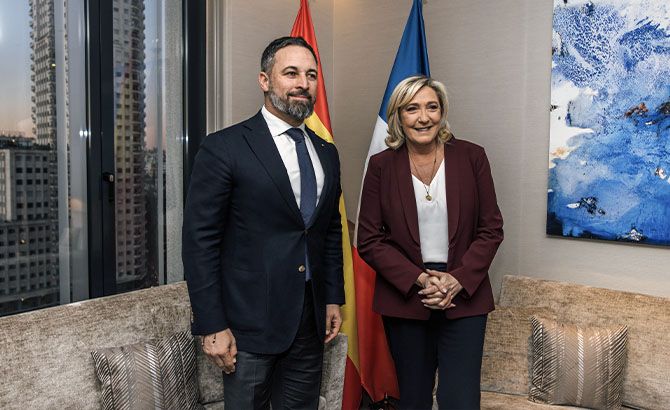 Marine Le Pen y Abascal VOX EspañaWikipedia Marine Le Pen y Abascal VOX EspañaWikipedia