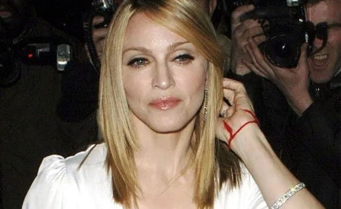 Madonna porta la pulsera roja de la kabbalah