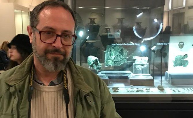 El autor, frente al misterioso mecanismo de Anticitera El autor, frente al misterioso mecanismo de Anticitera