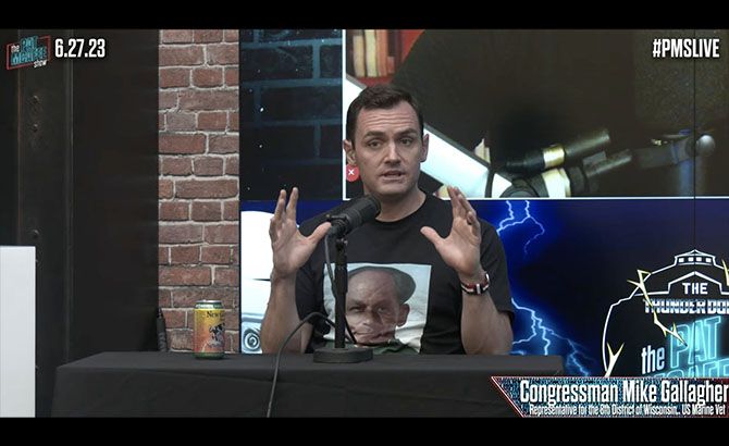 Mike Gallagher en el programa de Pat McAfee