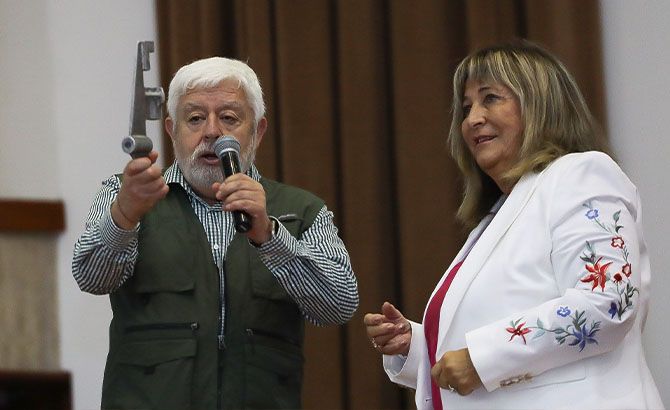 Maussan sostiene la pieza junto a Harris