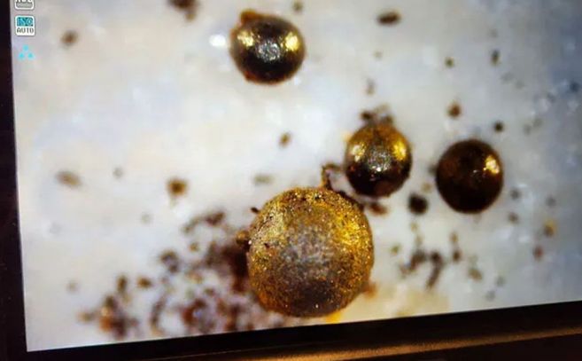 Esférulas de aleación artificial halladas cerca de la isla de Manus