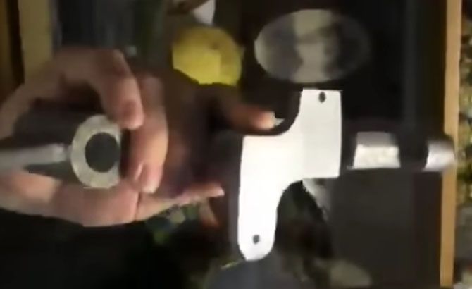 De esta pieza se extrajeron muestras para su estudio se aprecian orificios para tornillería