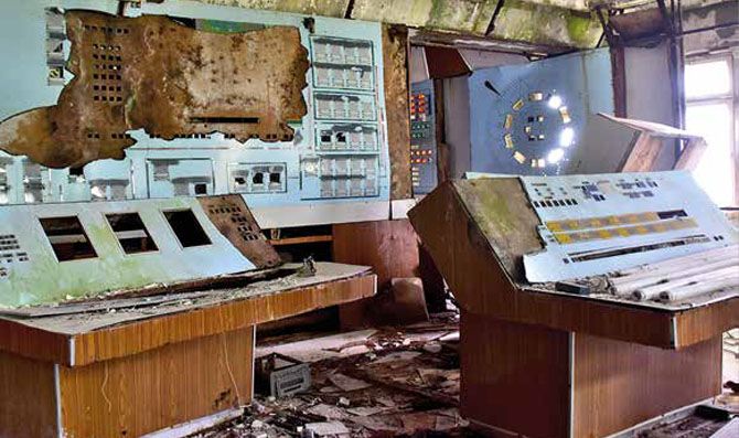 Paneles de la central nuclear devastada