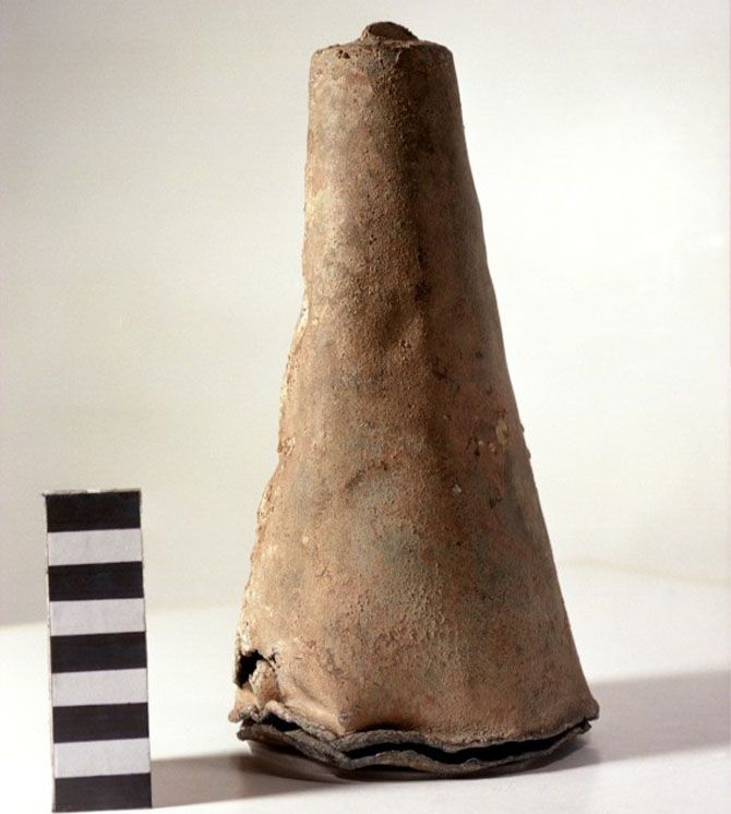 Cono de plomo medieval que contiene el corazón momificado de Robert de Bruce