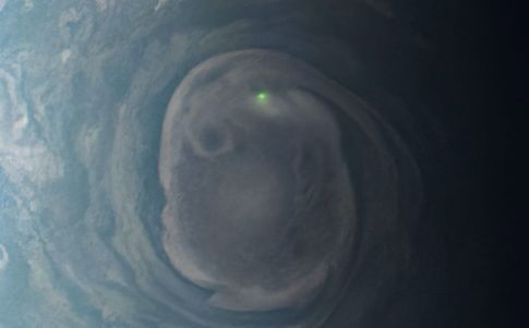 Qué es el misterioso resplandor verde captado en Júpiter