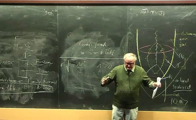 Gary Gibbons describió un tipo de agujero de gusano en 2016