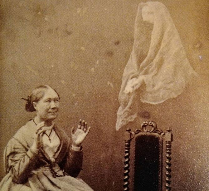 Georgiana frente a un presunto espíritu de época victoriana